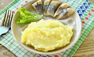 Serviu el puré de patates calent com a guarnició. Serviu el puré de patates calent com a guarnició.