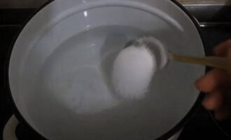 Trong một chảo riêng, nấu nước xốt với lượng nước, đường và muối ghi trong công thức cho 1 kg nấm boletus luộc.