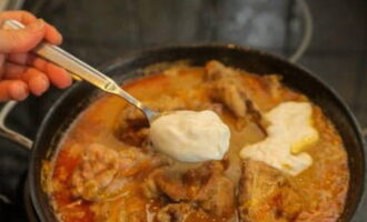 Després d'això, afegiu la crema agra, la farigola i deixeu-ho coure durant 20 minuts més.