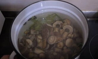 Sau đó thêm nấm boletus luộc vào nước xốt, đun sôi và nấu trên lửa nhỏ trong 15–20 phút.