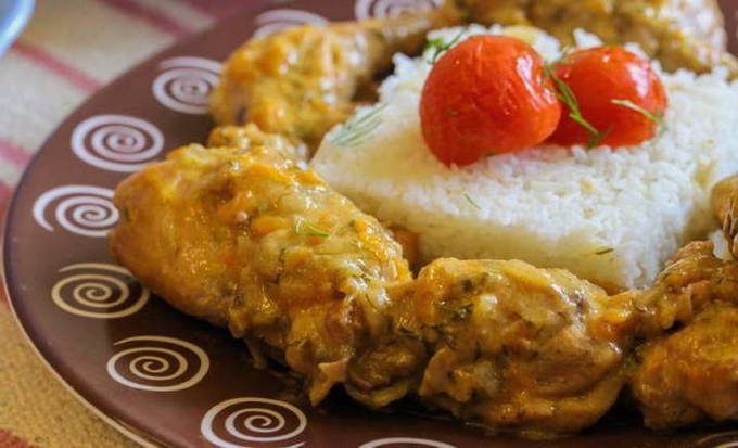 Conill guisat amb crema agra
