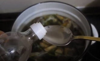 Khi nấu xong, đổ giấm ăn vào nước xốt và tắt lửa ngay.