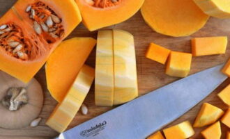 Com cuinar deliciosament trossos de carbassa al forn? Les carbasses de mida mitjana són les millors i mai no estan madures.Traieu la pell de la verdura, talleu les llavors i talleu-les a trossos de mida mitjana.
