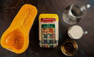 Com cuinar farinetes d'arròs amb carbassa a la llet? Preparem els productes: tallem un tros de carbassa que s'adapti al nostre pes i mesurem la quantitat necessària d'ingredients líquids i cereal d'arròs.