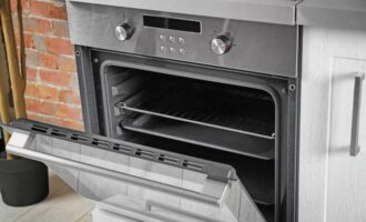 Het is beter om de oven van tevoren aan te zetten, zodat deze de tijd heeft om op te warmen tot 180 graden voordat het deeg klaar is.