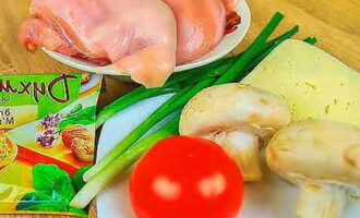 วิธีปรุงเนื้อไก่กับมะเขือเทศและชีสในเตาอบ? เราเตรียมผลิตภัณฑ์: ล้างเนื้อสัตว์และผักให้สะอาดใต้น้ำไหลและปล่อยให้แห้ง