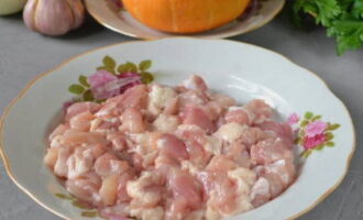 Com cuinar deliciosament una carbassa sencera al forn? Talleu el filet de pollastre descongelat a trossos petits.