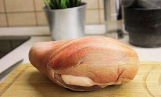 วิธีทำขาหมูม้วนที่บ้าน? เราล้างข้อนิ้วลอกผิวหนังออกให้สะอาดแล้วเช็ดด้วยกระดาษชำระ