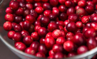 Hur gör man tranbärsjuice hemma? För matlagning, använd både färska och frysta bär. Om du gör en drink av frysta tranbär, ge dem en chans att tina. Om du själv frös in tranbären behöver du inte skölja dem. Annars måste bären tvättas efter upptining.