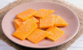 Lägg pumpaskivorna i en djup skål, strö över salt och blanda väl. Det är bekvämt att göra detta med händerna för att fördela saltet jämnare. Låt pumpan stå i 20 minuter så att den släpper saften. 