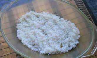 Hur lagar man läckert ris med kyckling och grönsaker? Skölj först riset noggrant under rinnande vatten. Fördela sedan det jämnt över ugnsformen, tillsätt vegetabilisk olja och salt efter smak.