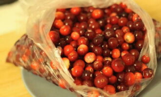 Hoe maak je een eenvoudige cranberry-bereiding voor de winter? Eerst sorteren we de veenbessen, verwijderen het bedorven fruit en spoelen ze goed af onder stromend water. Daarna doen we het in een vergiet en laten we het staan ​​totdat alle overtollige vloeistof is weggelopen.