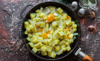 Paano maghanda ng squash caviar sa isang blender Dilaan mo ba ang iyong mga daliri? Hugasan at tuyo namin ang zucchini. Gumagamit kami ng mga batang specimen nang buo. Kung ang mga gulay ay huli na, na may magaspang na balat, dapat itong alisin kasama ng mga buto. Gupitin ang inihandang zucchini sa maliliit na cubes. Balatan ang mga karot at sibuyas, hugasan ang mga ito, gupitin sa mga piraso. Ilagay ang mga tinadtad na gulay sa isang malalim na kawali, ibuhos sa limampu hanggang pitumpung mililitro ng tubig, at ilagay sa kalan. Pakuluan ang mga gulay sa mahinang apoy hanggang malambot. Aabutin ito ng humigit-kumulang labinlimang minuto.