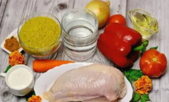 Hur lagar man läcker bulgur med kyckling? Låt oss förbereda de nödvändiga ingredienserna och mäta den nödvändiga mängden.