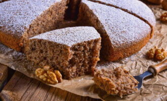 De peperkoek wordt ongeveer 40 minuten in de oven gaar. Voor het serveren is het beter om het een beetje af te koelen en te versieren met poedersuiker. 