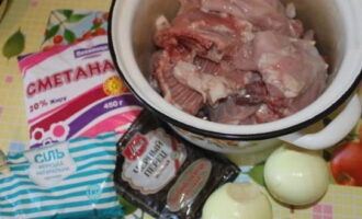 Com cuinar el conill amb crema agra al forn? Rentem la carcassa i la dividim en parts. Peleu les cebes.
