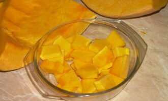 Paano mabilis at masarap na maghurno ng kalabasa sa oven? Balatan ang kalabasa at pagkatapos ay i-cut ito sa maliliit na cubes. Ilagay sa isang form na lumalaban sa init.