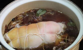 เมื่อพร้อมแล้ว ให้ทำให้ม้วนเย็นลงแล้วนำออกจากเชือก ตัดไปลองได้เลย!