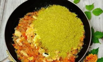 Tillsätt önskad mängd bulgur.