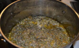 Lägg blandningen i en kastrull, tillsätt vegetabilisk olja och lägg på spisen.