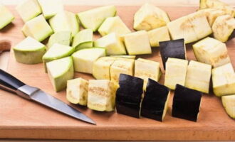 Paano mabilis at masarap magluto ng mga gulay na inihurnong sa oven? Gupitin ang talong at zucchini sa malalaking cubes.