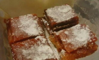 Ezután a csemege apró darabokra vágható.Kívánt esetben a mályvacukrot porcukorral díszíthetjük.