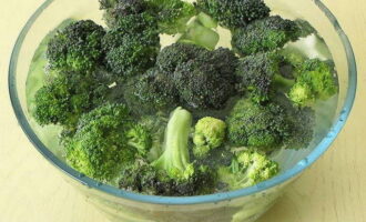 Hur gör man klassisk krämig broccolisoppa? Om broccolin är färsk, tvätta den och blöt den i kallt vatten med en liten mängd salt - detta gör att alla insekter som finns i blomställningarna kommer upp till ytan. Om du använder fryst kål, hoppa över detta steg.