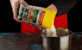 Bullir el cereal en una cassola amb llet i aigua durant uns 15 minuts a foc lent amb tapa.