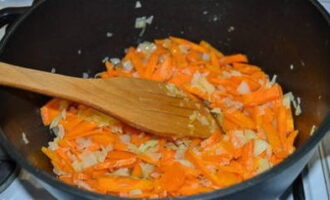 Tăiați ceapa și morcovii și fierbeți în ulei vegetal până se înmoaie.