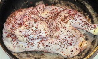 Belägg den beredda slaktkroppen med salt, mald peppar och adjika. Lägg i en smord ugnsform och låt stå i 10 minuter.