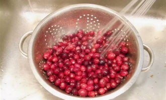 Lägg bären i ett durkslag och skölj. Nu måste du mala tranbären med en sked eller pådrivare i en djup skål tills det blir en mosad juice.