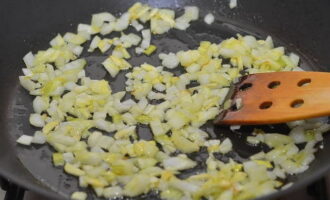 In acest moment pregatim umplutura cu care vom umple dovleceii. Curăță ceapa și usturoiul și se toacă mărunt. Se incinge o cantitate mica de ulei vegetal intr-o tigaie si se prajesc legumele in ea pana se inmoaie, amestecand din cand in cand.
