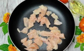 Finhacka kycklingbröstet och lägg det i en stekpanna uppvärmd med olja.