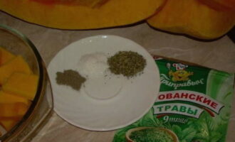 Sukatin ang kinakailangang halaga ng asin at pampalasa.