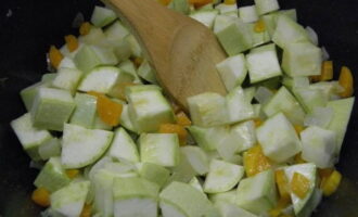 Ook dompelen we hier kleine stukjes bereide courgette onder.