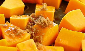 El següent pas és espolvorear el contingut de la safata de forn amb sucre de canya granulat i decidir quin plat estem preparant: postres o picant.