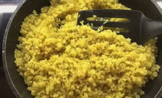 La foc mare, prăjiți boabele timp de aproximativ 5 minute, amestecând constant cu o spatulă (această manipulare va da preparatului finit o aromă unică de nucă). 
