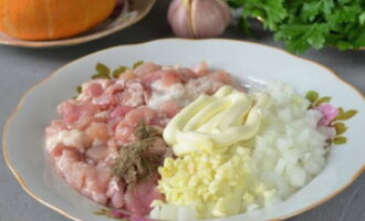 També hi posem all ben picat, sal, pebre i maionesa. Barrejar els productes fins que quedi homogeni.