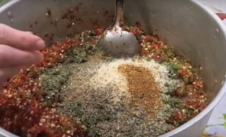 Thêm muối, rau mùi và hỗn hợp ớt vào khối lượng thu được.