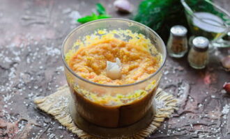 Kapag natapos na ang oras ng stewing, ilipat ang mga inihandang gulay sa isang blender at i-chop ang mga ito.