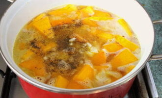 A continuació, submergiu els ingredients en una cassola amb aigua. Complementem la preparació amb sal i espècies. Coure durant 20 minuts a foc lent.