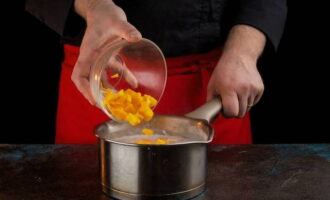Afegiu els daus de carbassa a la paella - barregeu-los amb l'arròs i deixeu-ho coure fins que estiguin suaus.