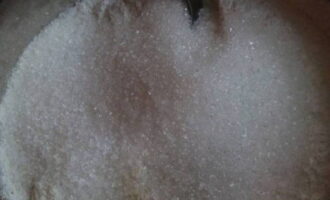 Tamisar la farina aquí, afegir el sucre, el refresc i la sal. Amasseu la massa fins que estigui suau i els ingredients secs estiguin dissolts.