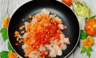 Tillsätt hackad paprika.