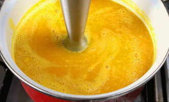 Aboqui la crema a la massa acabada i tritureu el contingut amb una batedora submergible.