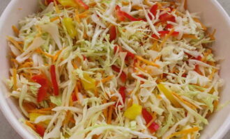 Acum adăugați în salată zahăr granulat, sare, ulei vegetal și oțet de masă. Se amestecă totul bine până când legumele își eliberează sucul.