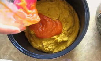 Doe alle ingrediënten in één bakje en pureer met een staafmixer tot een gladde massa. Breng vervolgens de resulterende puree over in een slowcooker en voeg tomatenpuree toe.