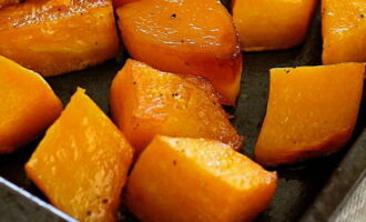 Quan la carbassa estigui condimentada, la posem al forn uns 45 minuts a 180 graus. Es recomana remenar els daus un parell de vegades durant la cocció. Bona gana! 