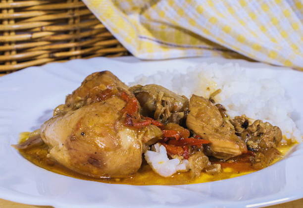 Gà với rau trong chảo rán