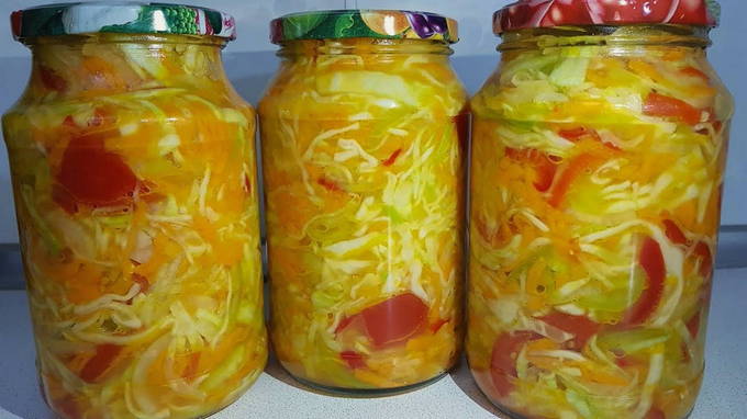 Salata de varza, ardei si morcovi pentru iarna